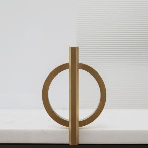 materiały naturalne we wnętrzu - mosiądz i kamień