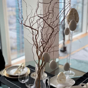 Wielkanocne inspiracje na ZŁOTEJ 44, gałązki wierzby, jajka ozdobne serwis obiadowy, pisanki, szklanki, okrągły stół ze szklanym blatem