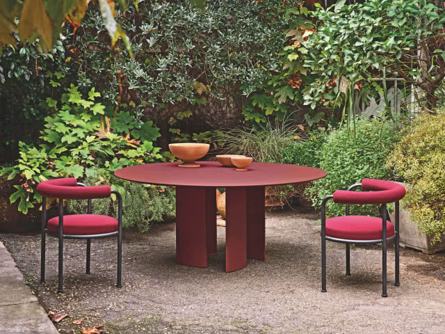 czerwone meble ogrodowe stół i krzesła
