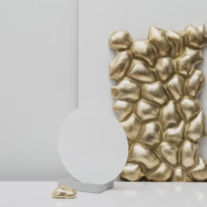 materiały naturalne we wnętrzu - mosiądz i kamień