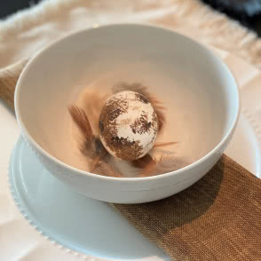 malowane jajko, brązowe pióra miseczka, serwetka