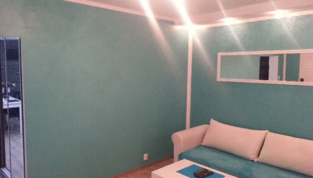 Dekoracja ściany nad kanapą