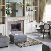 Beżowo-czarna łazienka na parterze pełni rolę...