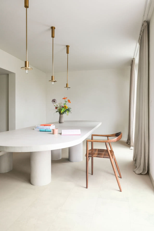 biały stół i podłoga 