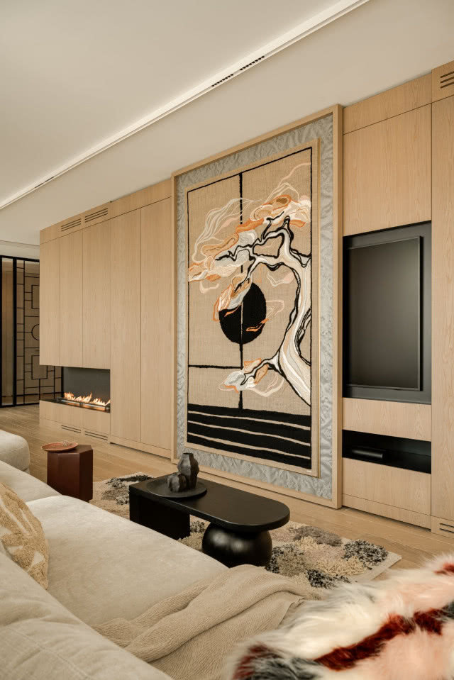 telewizor ukryty w zabudowie za drewnianym panelem