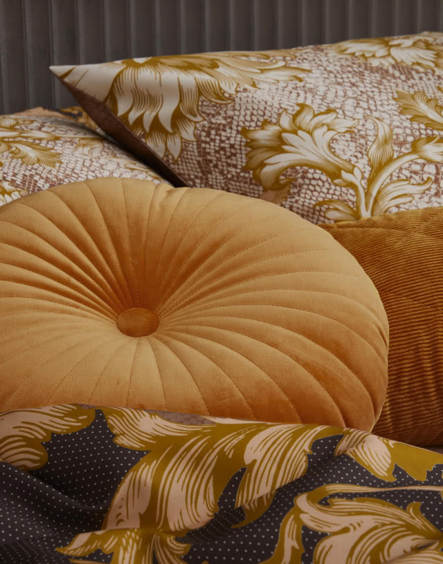 poduszka w miodowym kolorze