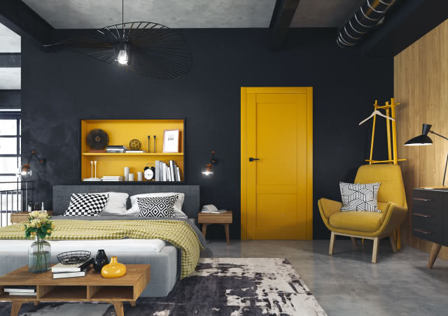 Żółte drzwi zewnętrzne, sypialnia, duże łóżko, żółty fotel, biurko, lampa na biurku, stolik nocny,
