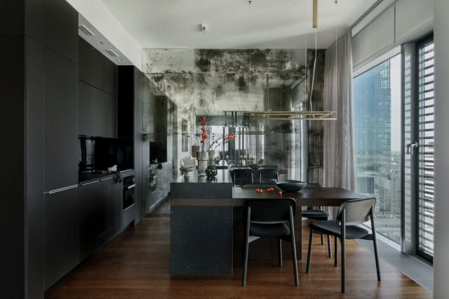 Ciemna kuchnia z lustrem nad blatem