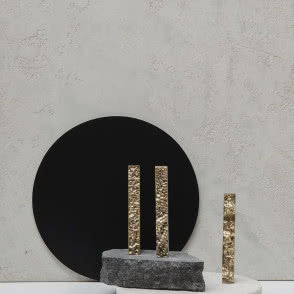 materiały naturalne we wnętrzu - mosiądz i kamień