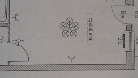 Łóżko sypialniane w salonie