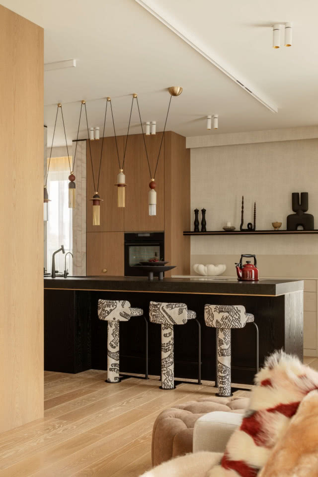 wyspa w kuchni z hokerami