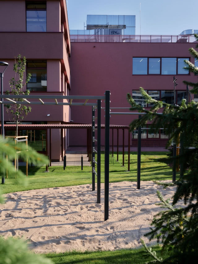 sportowy plac zabaw przy szkole podstawowej
