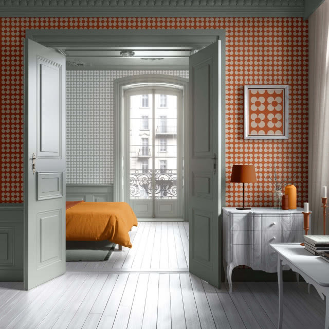 dosyć puste wnętrze z tapetą w stylu retro