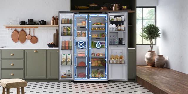 otwarta lodówka, biała cegła na ścianie, drewniany podest, stołek patelnie, 