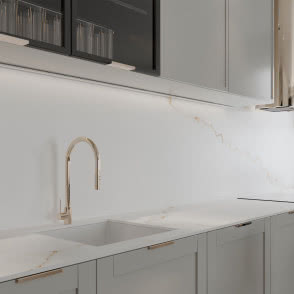 białe meble kuchenne, kieliszki, okap, piekarnik, czarny okrągły stół z krzesłami, oświetlenie sufitowe, jodełka na podłodze, zaluzje