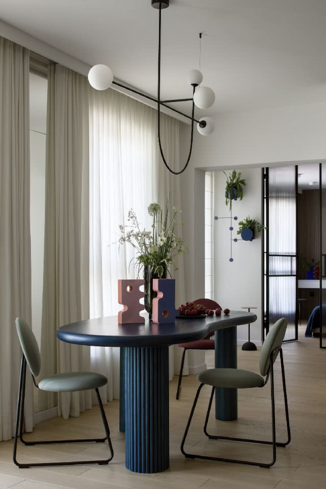 Kącik jadalniany z okrągłym stołem