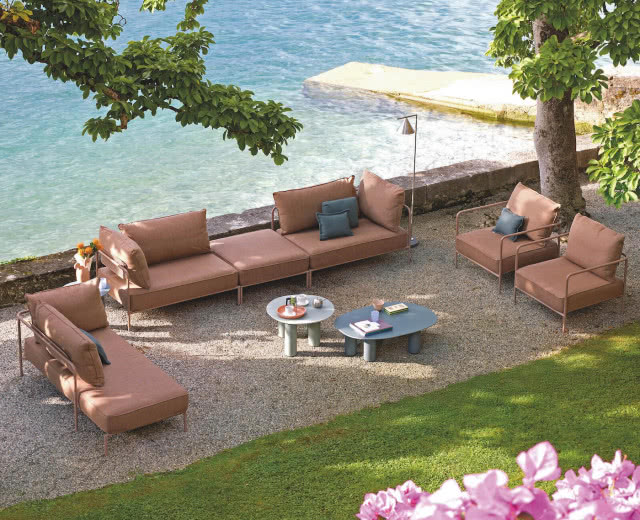 meble na tarasie nad morzem