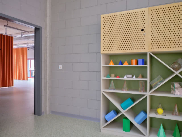 sala z pomocami edukacyjnymi w modelowej szkole