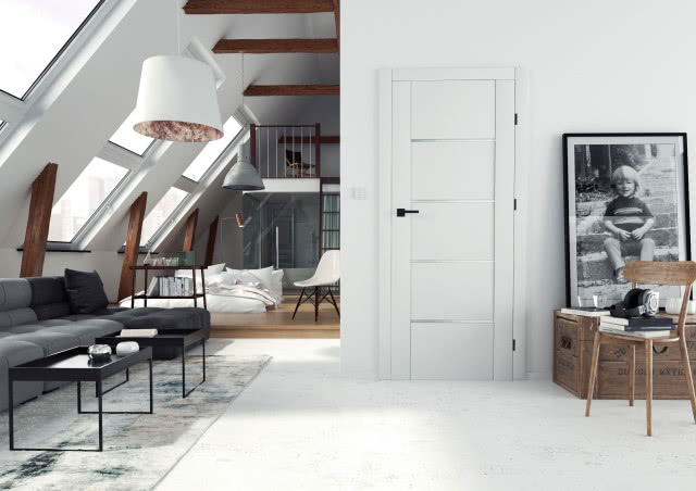 białe drzwi, poddasze, szara kanapa