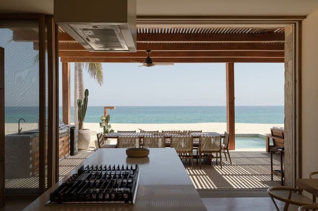 widok z kuchni na taras