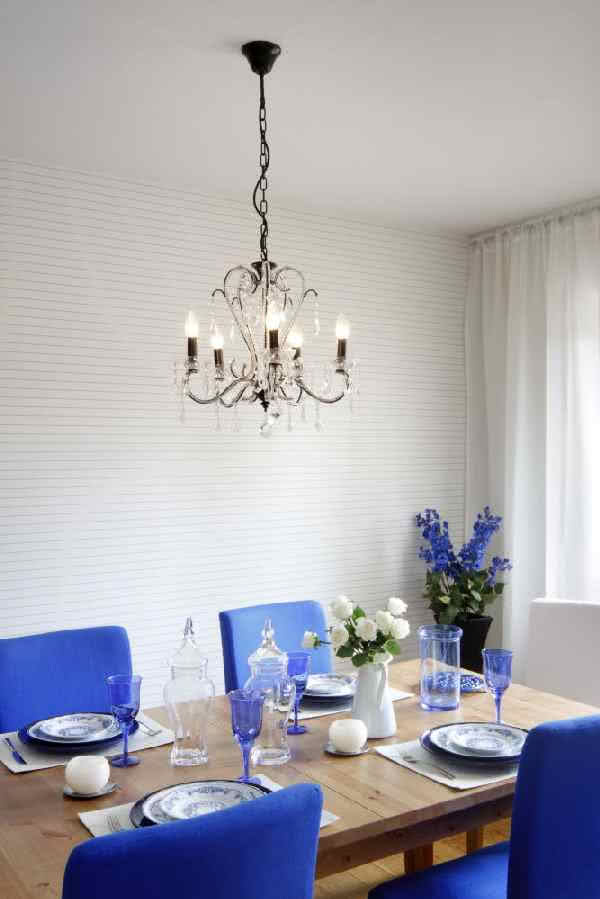 Szklany żyrandol z kryształkami to luksusowy...