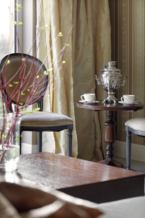 Stylizowanemu wnętrzu salonu smaczku dodają...