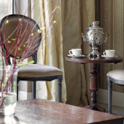 Beżowo-czarna łazienka na parterze pełni rolę...