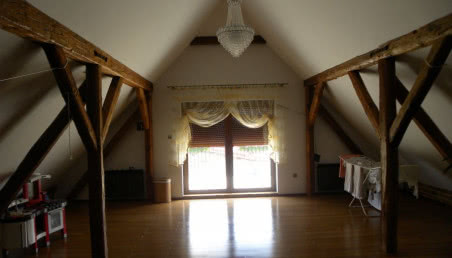 Jak umeblować salon ze skosami