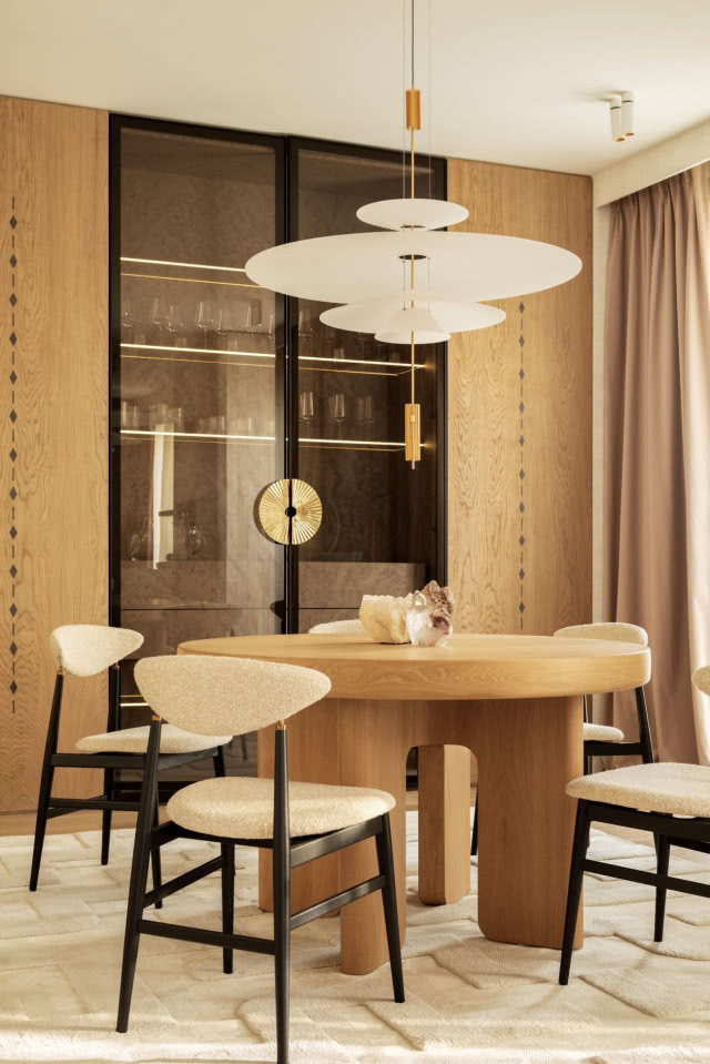 okrągły stół w jadalni