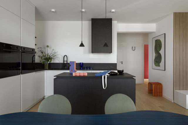 Czarno-biała kuchnia z wyspą