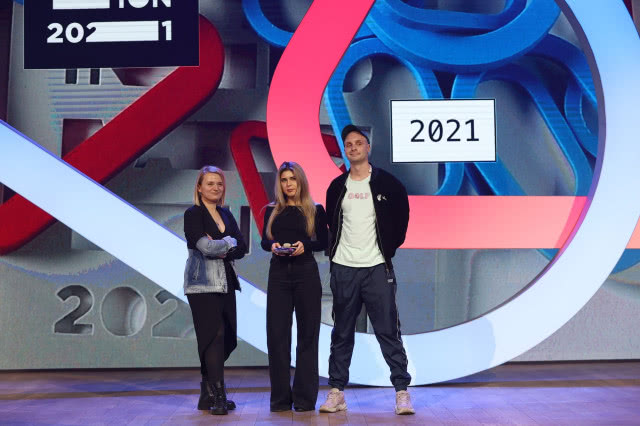 Kamila i Kuba odbierają jedną z nagród