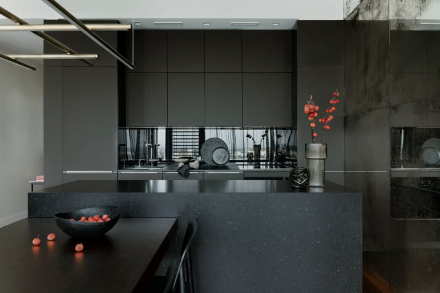 Ciemna kuchnia z lustrem nad blatem