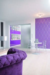 Przestronne wnętrze salonu w kolorze fioletu