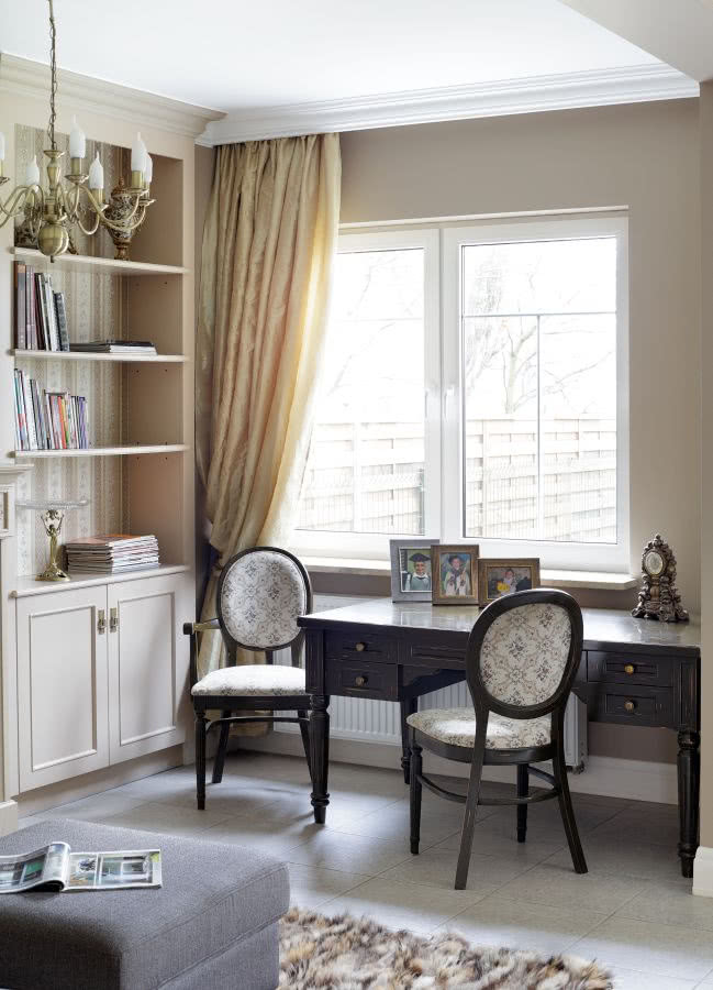 Kącik do pracy w stylowym salonie.