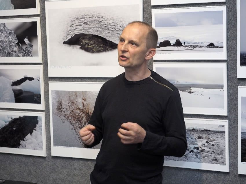 Wojciech Walkiewicz podczas wernisażu wystawy