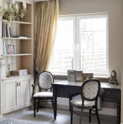 Beżowo-czarna łazienka na parterze pełni rolę...