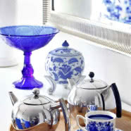 Biel i kobalt - metamorfoza mieszkania