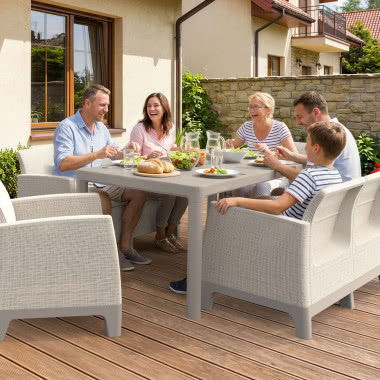 rodzina siedzi na tarasie i je obiad