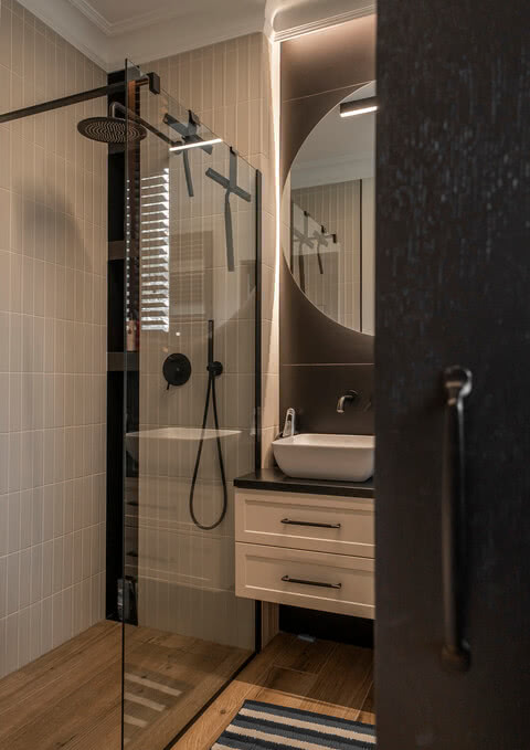 łazienka w domu z prysznicem