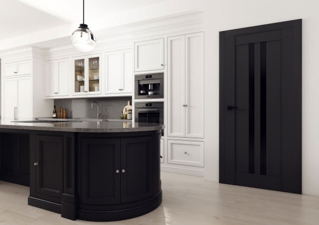 czarne drzwi zewnętrzne z przeszkleniem, wyspa kuchenna, ekspres do kawy, piekarnik, białe fronty szafek kuchennych
