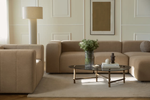 jasne wnętrze salonu ze sztukaterią