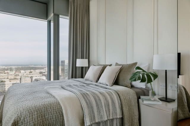 Jasna sypialnia w stylu glamour