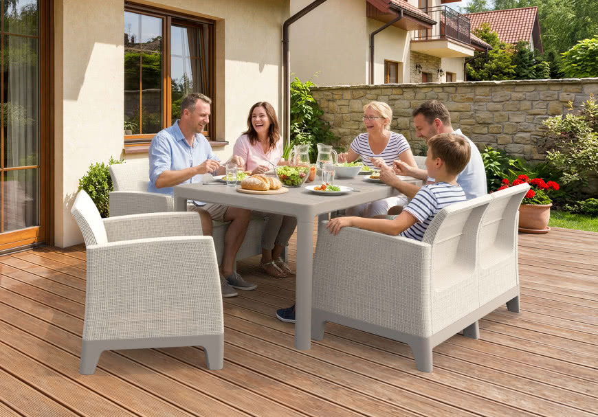 rodzina siedzi na tarasie i je obiad