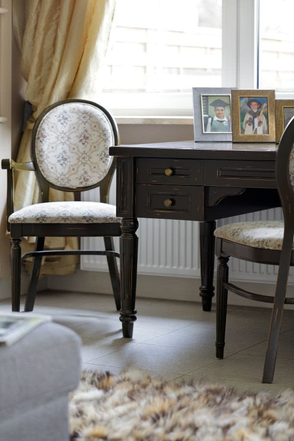 Stylowe biurko wygląda jak antyk, ale to dzieło...