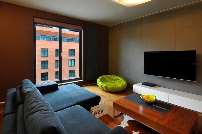 Wykończenie ścian w salonie stanowią duże płyty...