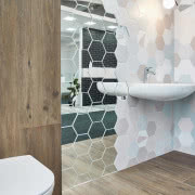 Aranżacja małej łazienki z kolorze szarym, fot....