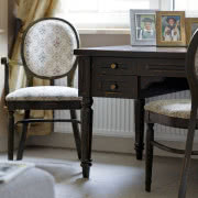 Beżowo-czarna łazienka na parterze pełni rolę...