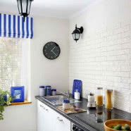 Biel i kobalt - metamorfoza mieszkania