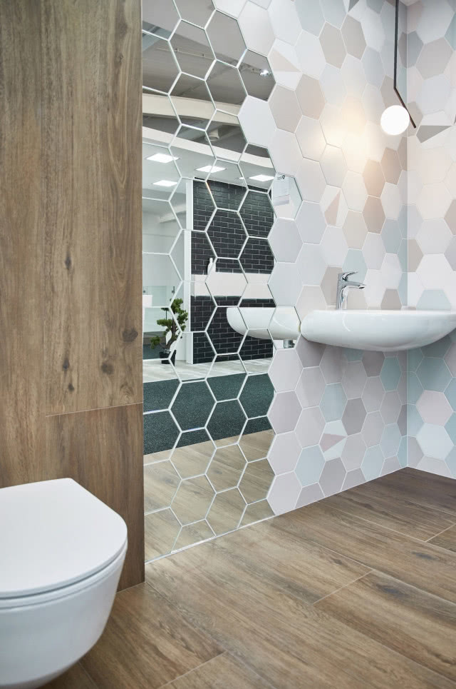 Zdjęcie łazienki z lustrzanymi płytkami w kształcie heksagonów