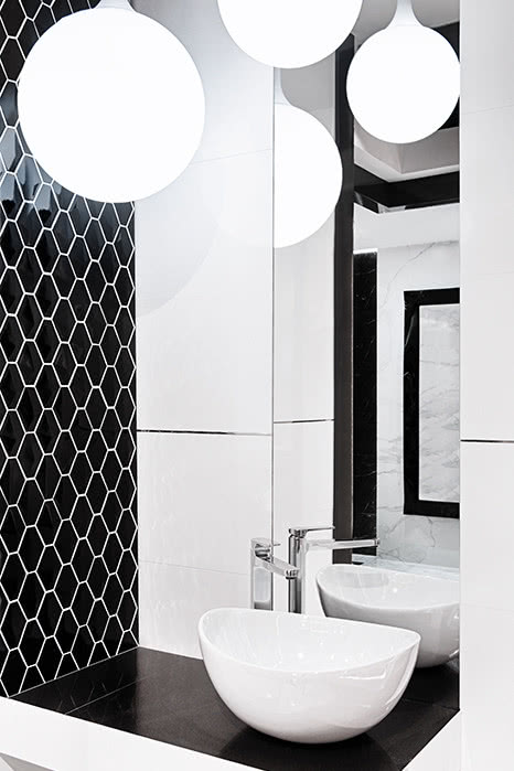 Aranżacja łazienki z mozaiką na ścianie